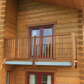 Дом из бревна с балконом