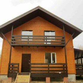 Дом из бревна с балконом