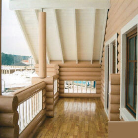 Дом из бревна с балконом