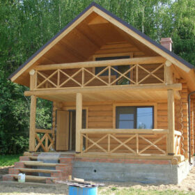 Дом из бревна с балконом