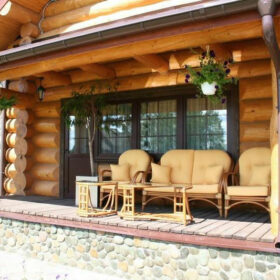 Веранда для дома из оцилиндрованного бревна