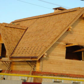 Дом из бревен угол наклона кровли