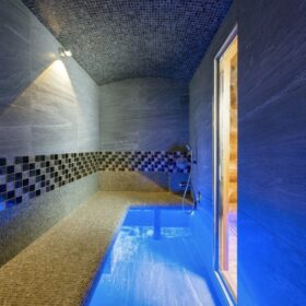 Фото баня с бассейном из рубленных бревен большого диаметра по проекту "Антоновка"