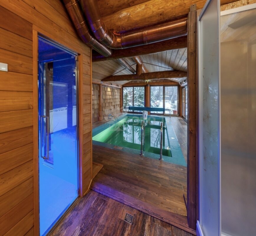 Фото баня с бассейном из рубленных бревен большого диаметра по проекту "Антоновка"