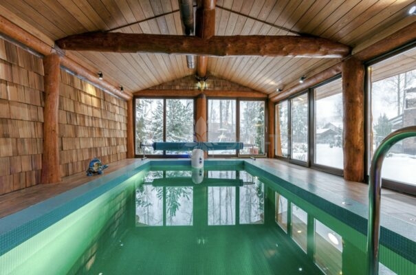 Фото баня с бассейном из рубленных бревен большого диаметра по проекту "Антоновка"