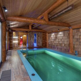 Фото баня с бассейном из рубленных бревен большого диаметра по проекту "Антоновка"