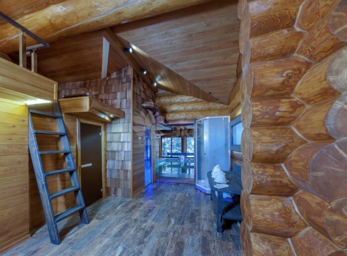 Фото баня с бассейном из рубленных бревен большого диаметра по проекту 