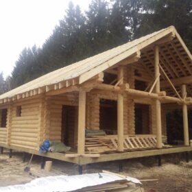 Фото дома и бани из оцилиндрованного бревна