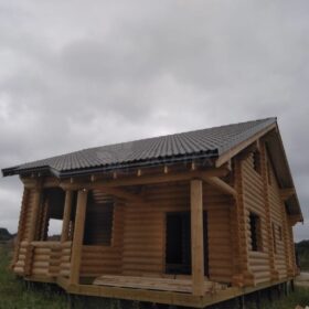 Фото дома и бани из оцилиндрованного бревна