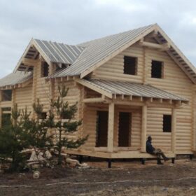 Фото дома и бани из оцилиндрованного бревна