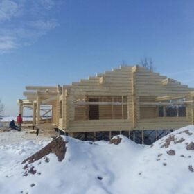 Фото дома и бани из оцилиндрованного бревна