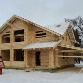 Фото дома и бани из оцилиндрованного бревна