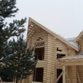 Фото дома и бани из оцилиндрованного бревна