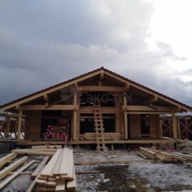 Фото дома и бани из оцилиндрованного бревна