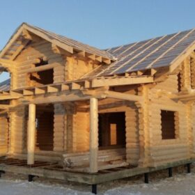 Фото дома и бани из оцилиндрованного бревна