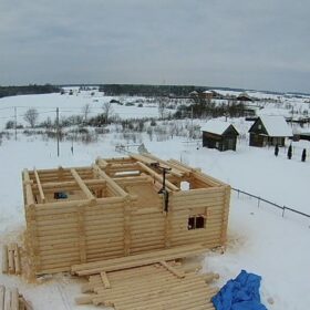 Фото дома и бани из оцилиндрованного бревна