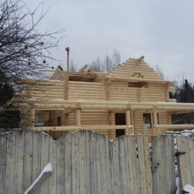 Фото дома и бани из оцилиндрованного бревна
