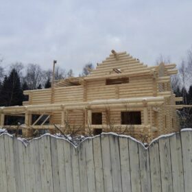 Фото дома и бани из оцилиндрованного бревна