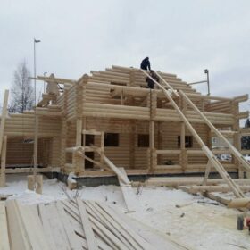 Фото дома и бани из оцилиндрованного бревна