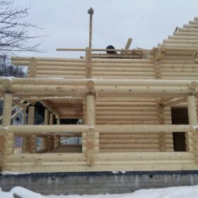 Фото дома и бани из оцилиндрованного бревна