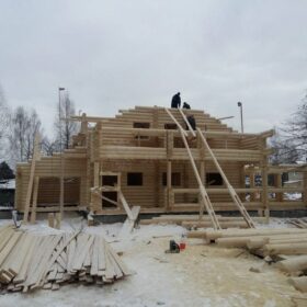 Фото дома и бани из оцилиндрованного бревна