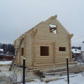 Фото дома и бани из оцилиндрованного бревна