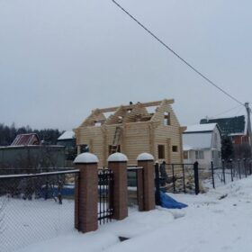 Фото дома и бани из оцилиндрованного бревна