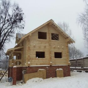 Фото дома и бани из оцилиндрованного бревна