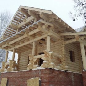 Фото дома и бани из оцилиндрованного бревна