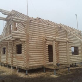 Фото дома и бани из оцилиндрованного бревна