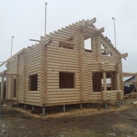 Фото дома и бани из оцилиндрованного бревна