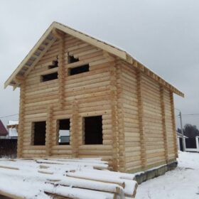 Фото дома и бани из оцилиндрованного бревна