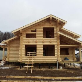 Фото дома и бани из оцилиндрованного бревна