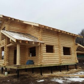 Фото дома и бани из оцилиндрованного бревна