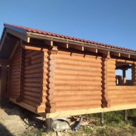 Фото дома и бани из оцилиндрованного бревна