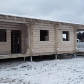 Фото дома и бани из оцилиндрованного бревна