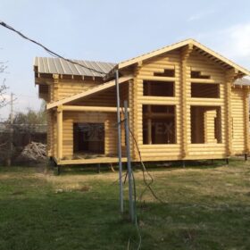 Фото дома и бани из оцилиндрованного бревна