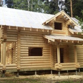 Фото дома и бани из оцилиндрованного бревна