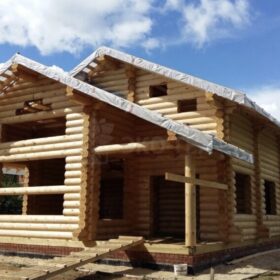 Фото дома и бани из оцилиндрованного бревна