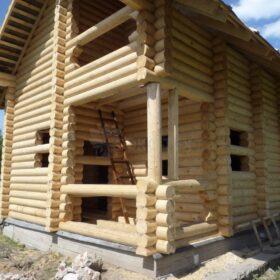 Фото дома и бани из оцилиндрованного бревна