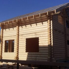 Фото дома и бани из оцилиндрованного бревна