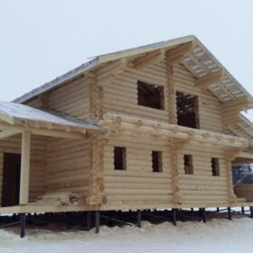 Фото дома и бани из оцилиндрованного бревна