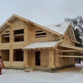 Фото дома и бани из оцилиндрованного бревна