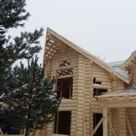 Фото дома и бани из оцилиндрованного бревна