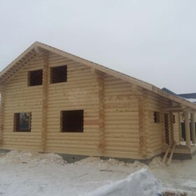 Фото дома и бани из оцилиндрованного бревна