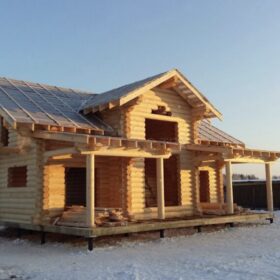 Фото дома и бани из оцилиндрованного бревна