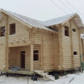 Фото дома и бани из оцилиндрованного бревна