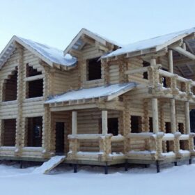 Фото дома и бани из оцилиндрованного бревна