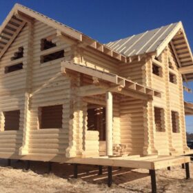 Фото дома и бани из оцилиндрованного бревна