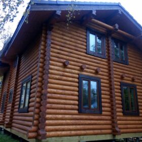Фото дома и бани из оцилиндрованного бревна